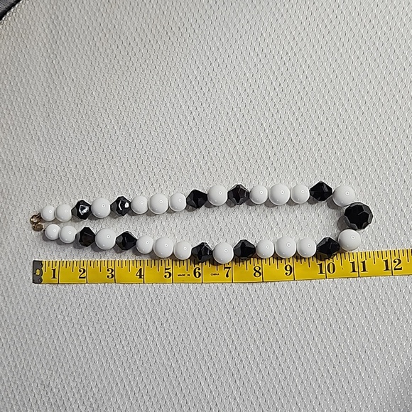 JOAN RIVERS BLACK AND WHITE CHUNCKY NECKLACE - Picture 5 of 8